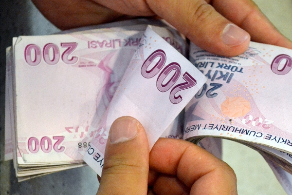 Evlenen memura yardım masada