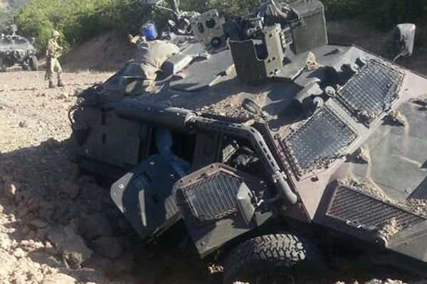 Cizre'de zırhlı aracın geçişi sırasında patlama