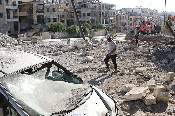 Rusya ve Esed Halep'te 15 sivili daha katletti