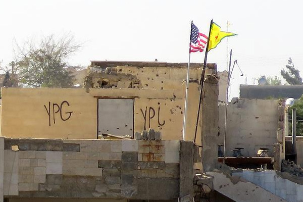 PYD 'karargahı'ndaki ABD bayrağı yerinde duruyor