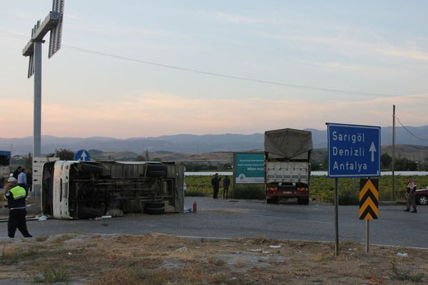 Midibüsle kamyon çarpıştı: 31 yaralı