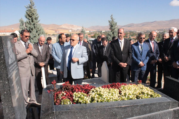 Neşet Ertaş mezarı başında anıldı