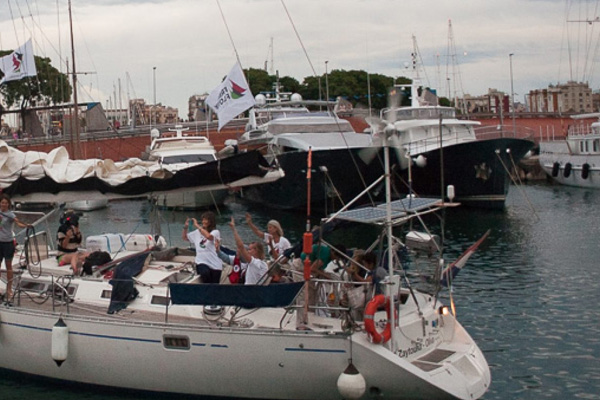 İsrail'e çağrı: Özgürlük gemisine dokunma!