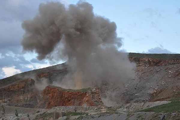 Bomba yüklü araç havadan vuruldu