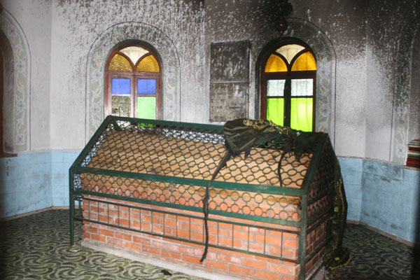 Marmaris’te türbe kundaklandı