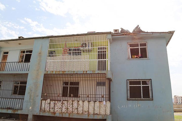 PKK'lıların attığı 2 roket eve isabet etti