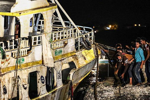 Göçmen teknesi su yüzeyine çıkarıldı