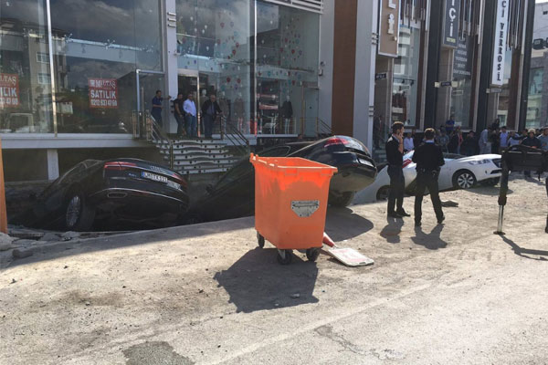 Merter’de yok çöktü: 6 araç çukura düştü