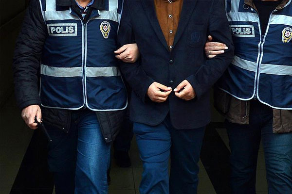 24 doktor ve eczacı FETÖ'den gözaltında