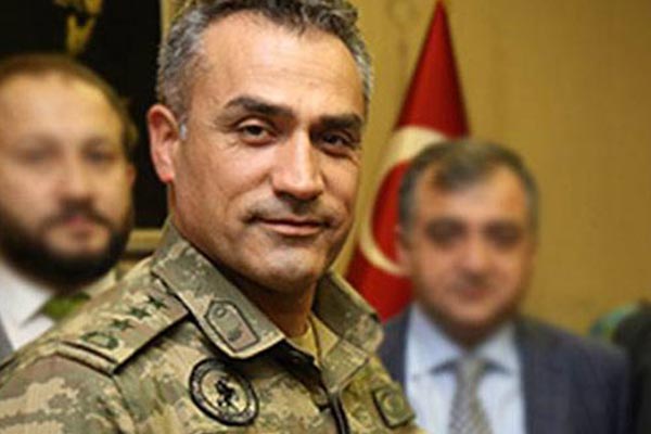 Darbeci albay dinlenmemek için 'eski tip telefon' kullanmış