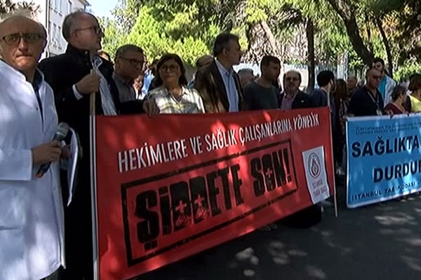 Sağlık çalışanları şiddeti protesto etti