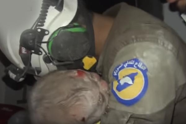 Suriye'de 1 aylık bebek enkazdan sağ çıkarıldı