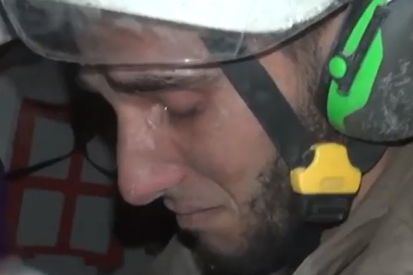 İdlip'te cankurtaranı ağlatan bebek