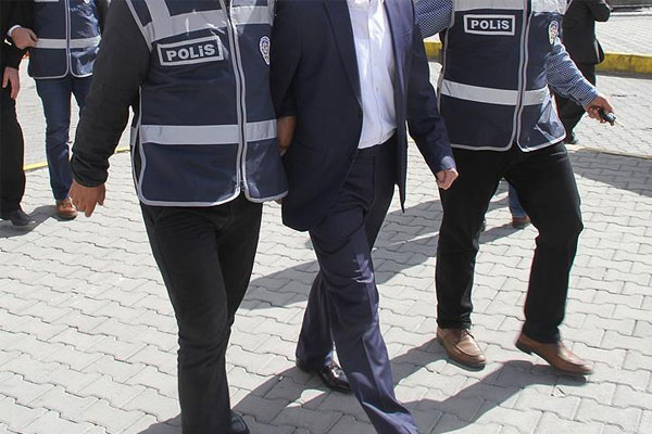 Ege Üniversitesi'nde FETÖ'den 15 gözaltı