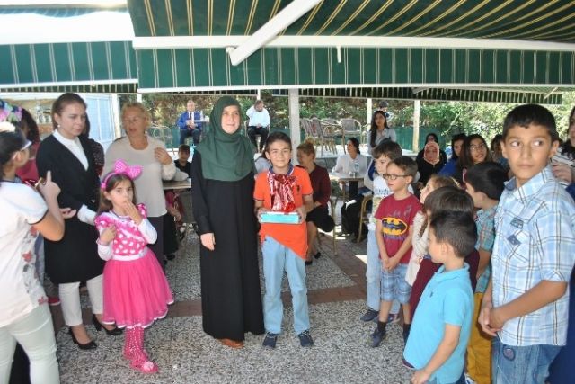 AK Partili kadınlar başarılı çocukları ödüllendirdi