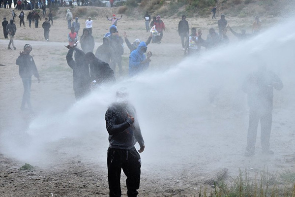 Fransız polisinden Calais'te biber gazı ile müdahale