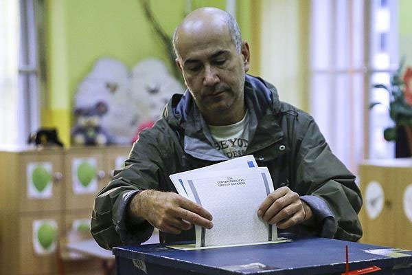 Bosna Hersek'te halk sandığa gitti