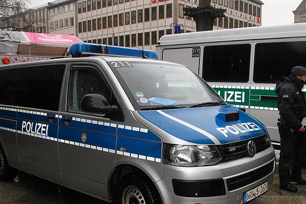 Almanya'da polis araçları yakıldı