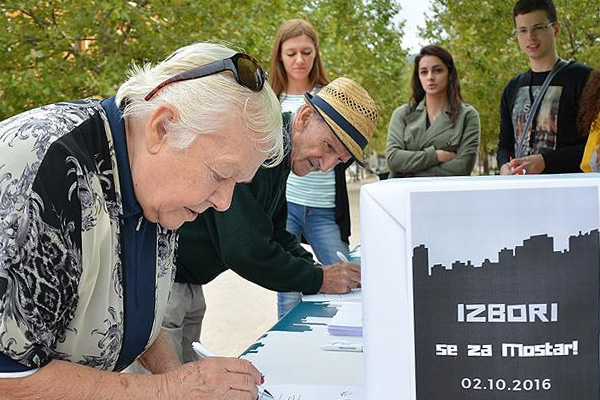 Bosna Hersek'te halk sandığa gitti