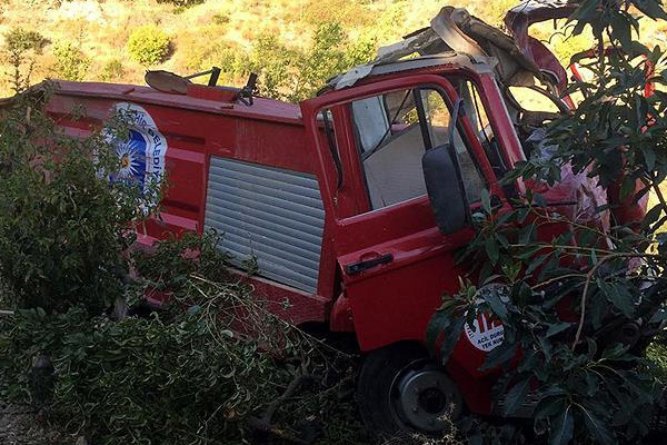 İtfaiye aracı uçuruma yuvarlandı: 2 ölü, 1 yaralı