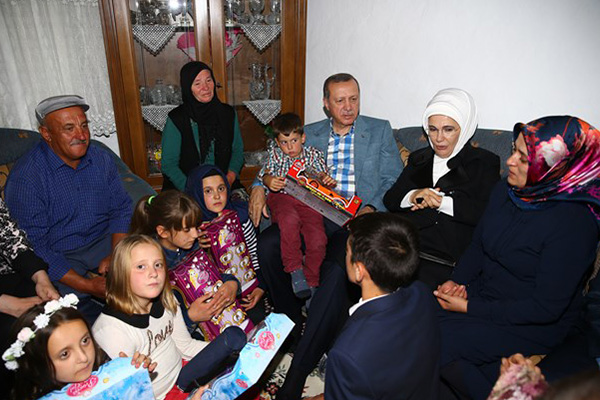 Erdoğan'dan Şehit Ömer Halisdemir'in evine ziyaret