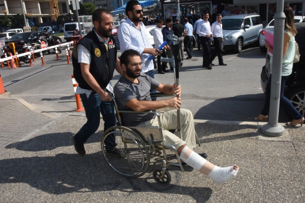 FETÖ'nün savcısı adliyeye tekerlekli sandalyeyle getirildi