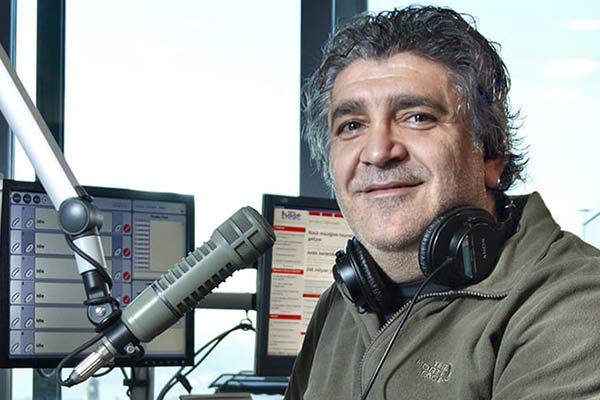 Ünlü radyocu Cem Arslan bıçaklandı!