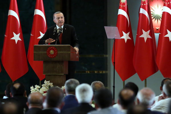 Financial Times: OHAL uzadı, Türk lirası düştü