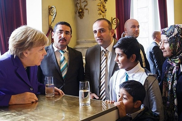 Merkel, Türk imamdan özür diledi