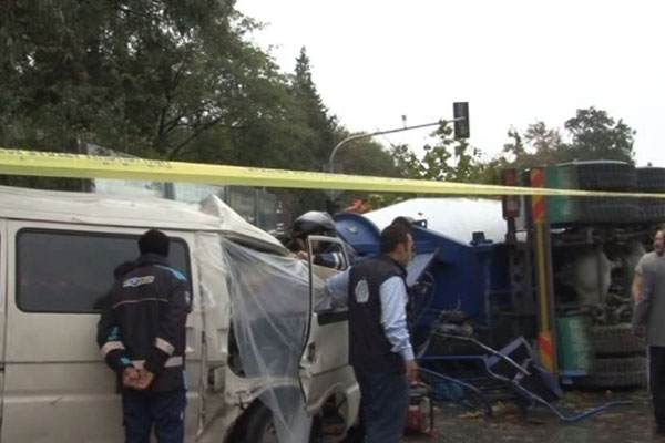 Beton mikseri 6 aracı ezdi: 1 ölü, 5 yaralı