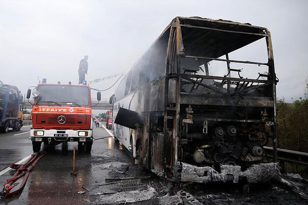 TEM'de seyir halindeki yolcu otobüsü yandı