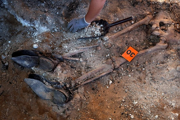 200 kişilik toplu mezar bulundu