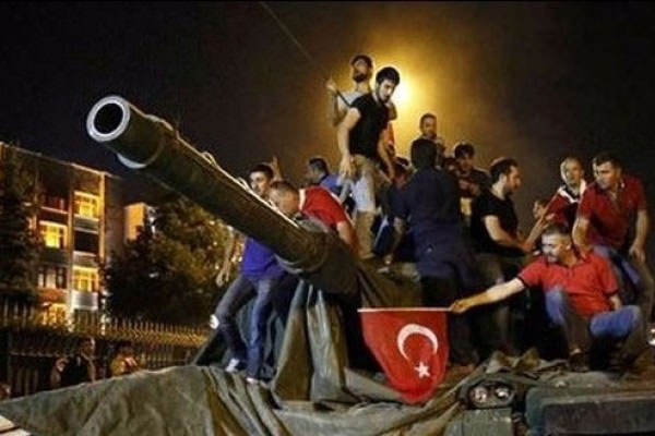 İzmir'de MİT lojmanlarına saldırı