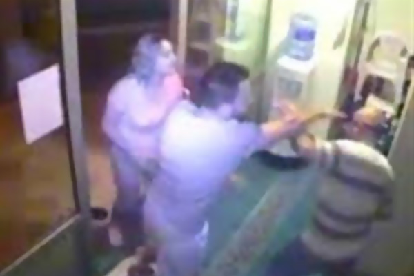 İzmir'de müezzinin darp eden kadın serbest bırakıldı