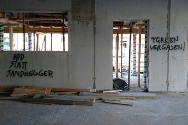 Caminin duvarına 'Türkleri zehirleyeceğiz' yazdılar