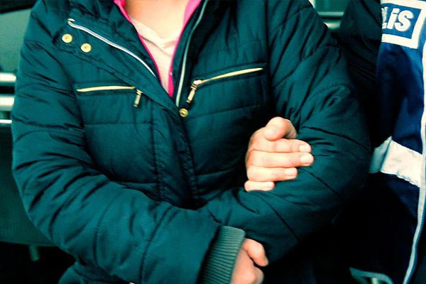 FETÖ şüphelisi kadın pencereden kaçarken yakalandı