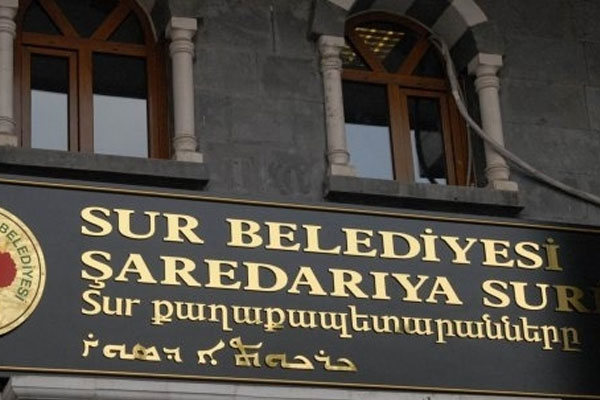 Kayyım, tiyatrocuları zabıta yaptı