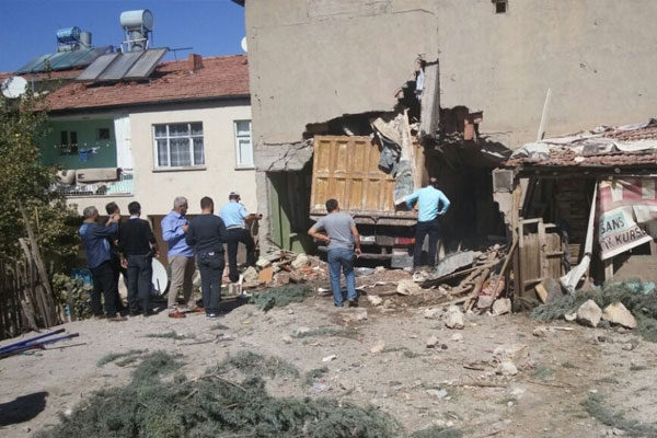Kamyon eve daldı: 1 ölü, 6 yaralı