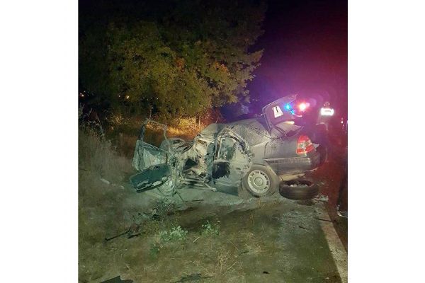 Otomobil TIR'ın altına girdi: 2 ölü