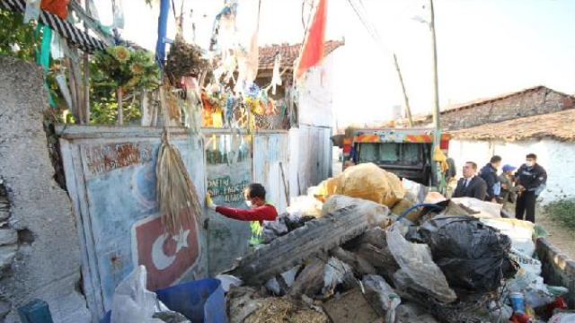 Yaşlı adamın evinden 35 traktör çöp çıktı