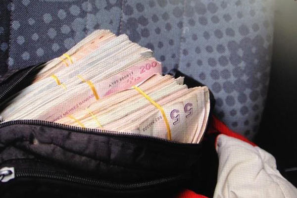 94 bin TL’yi ateşe verip yaktı