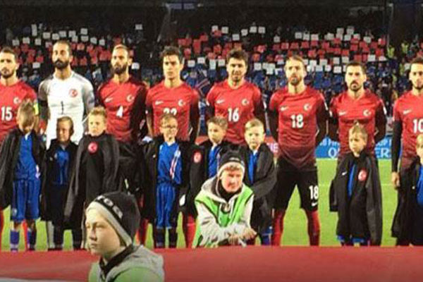 A Milliler'den İzlanda'da jest