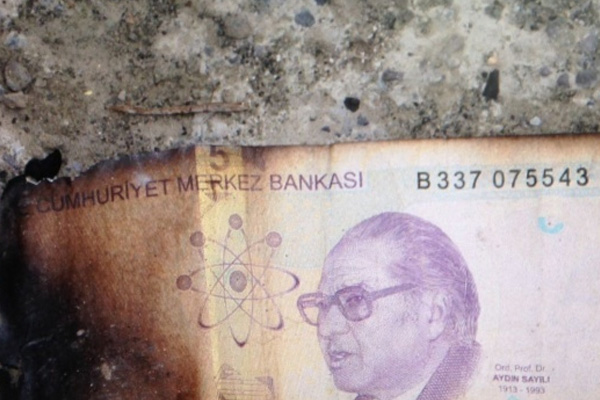 94 bin TL’yi ateşe verip yaktı