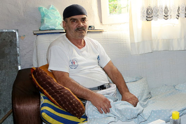 Tek isteği eşi için tekerlekli sandalye