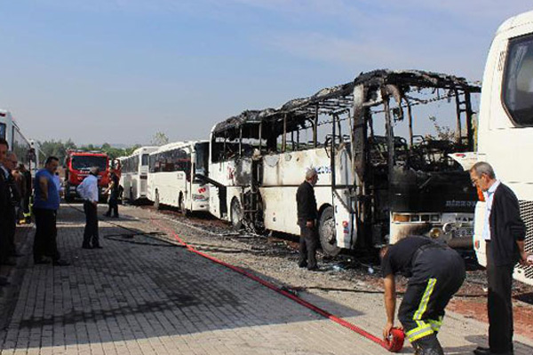 Onlarca otobüs yanmaktan son anda kurtarıldı