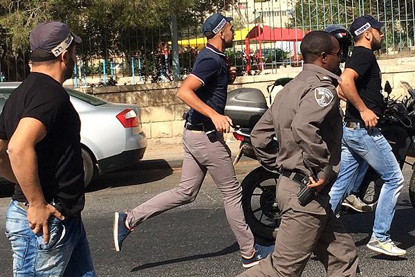 İsrail, çocukları gözaltına aldı