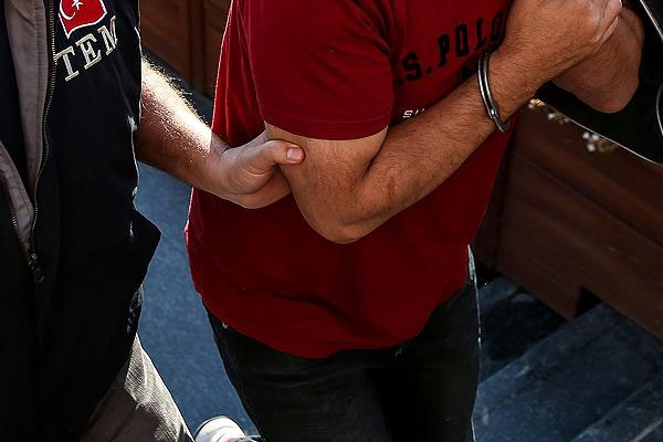 Kaçmaya çalışan iki doktor tutuklandı