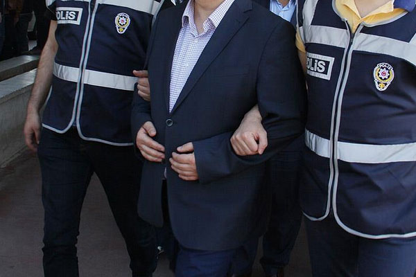 FETÖ operasyonunda 10 polis tutuklandı