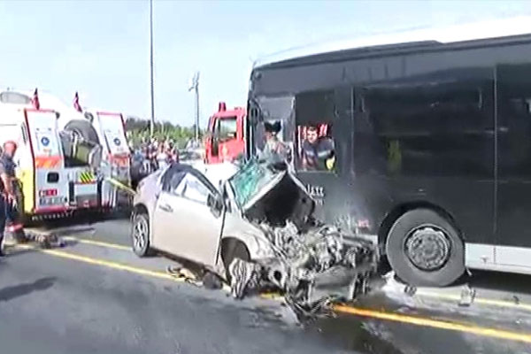 Sefaköy'de bir araç metrobüs yoluna girdi