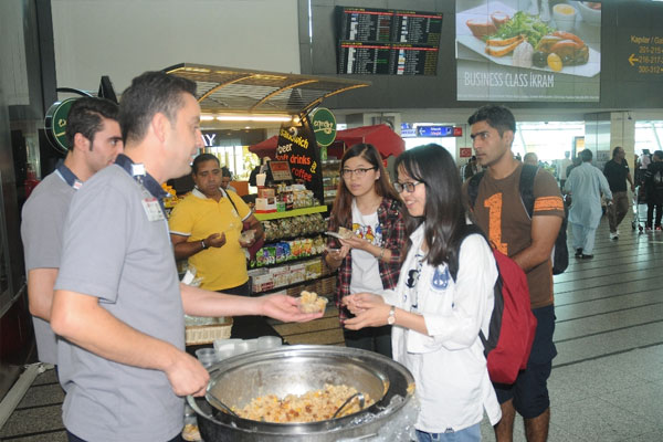 Atatürk Havalimanı’nda aşure ikramı